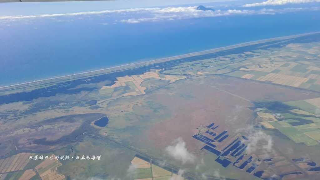 降落稚內機場前海岸經典視野「利尻島利尻富士山」浮現幻雲間