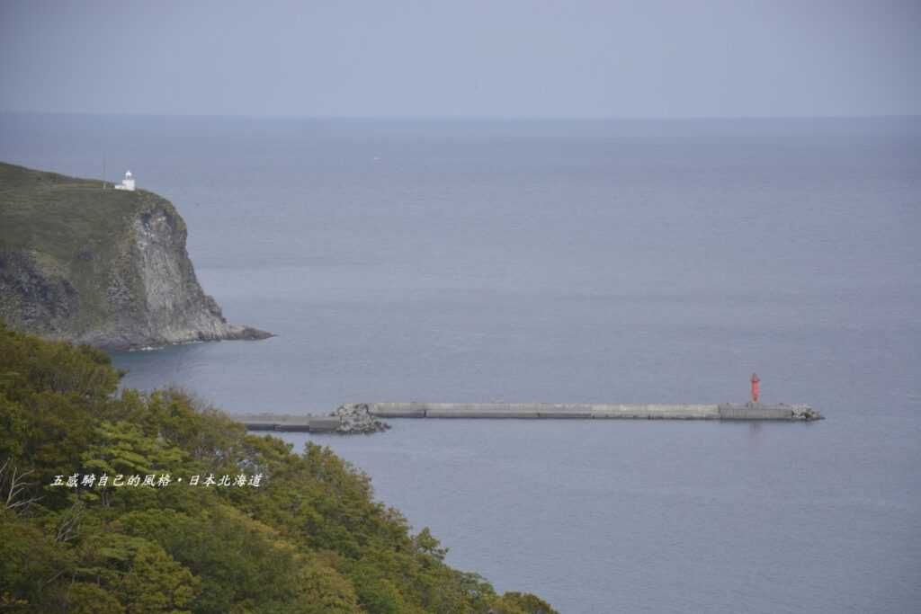 遠眺鴛泊港邊陡峭石壁