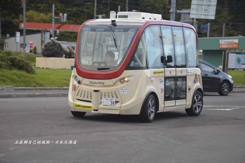 利尻島運行中先進無人駕駛公車