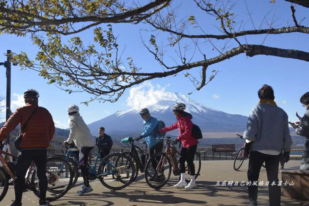 山中湖景觀台留住旅人視野，然而更吸引人卻是在下急陡坡險要路途中