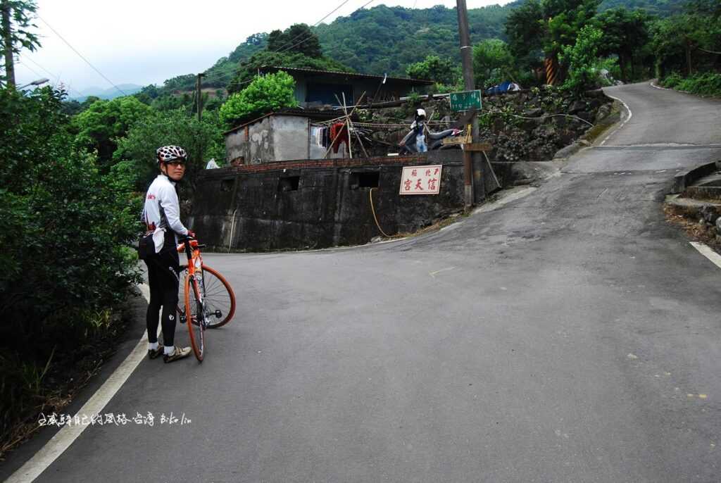 秘徑下坡路口他居然當起標兵